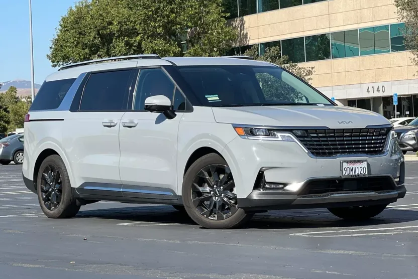 2023 Kia Carnival SX photo 1