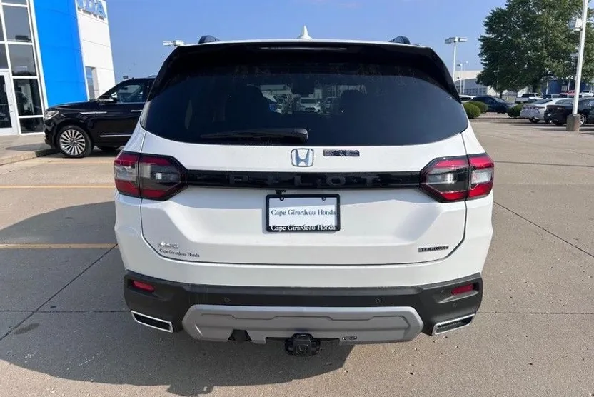 2025 Honda Pilot Touring photo 1
