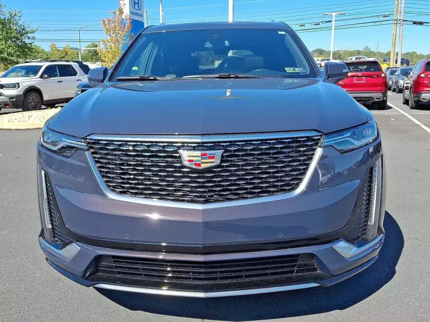 2025 Cadillac XT6 Luxury photo 1