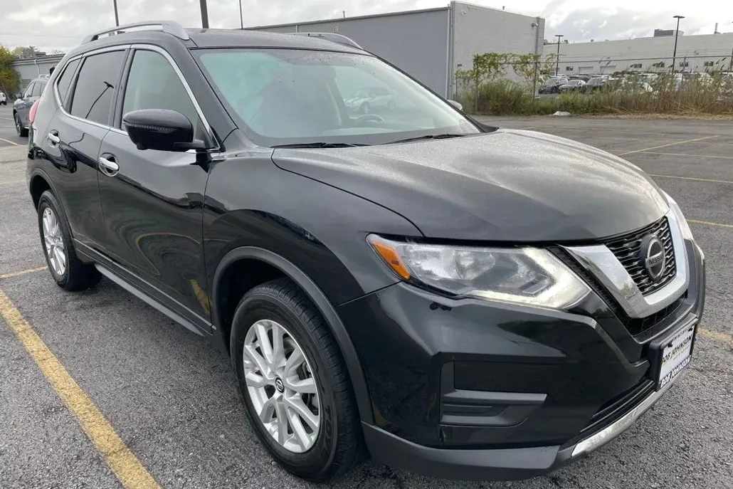2018 Nissan Rogue SV photo 1
