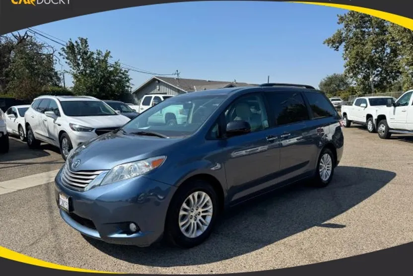 2017 Toyota Sienna XLE photo 1
