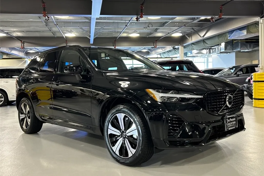2025 Volvo XC60 Hybrid T8 Core photo 1