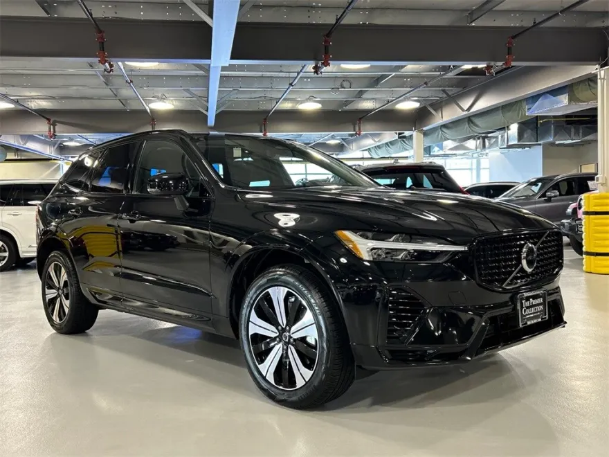 2025 Volvo XC60 Hybrid T8 Core photo 1