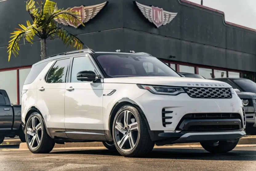 2023 Land Rover Discovery Metropolitan Edition photo 1