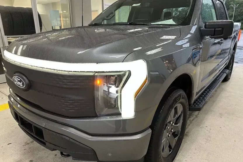 2025 Ford F-150 Lightning photo 1