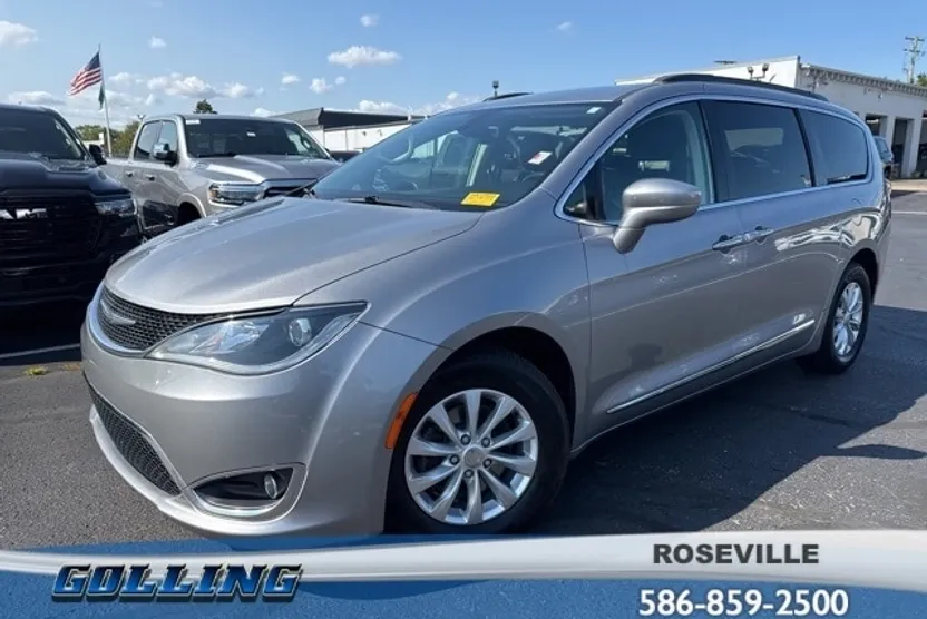 2017 Chrysler Pacifica Touring L photo 1
