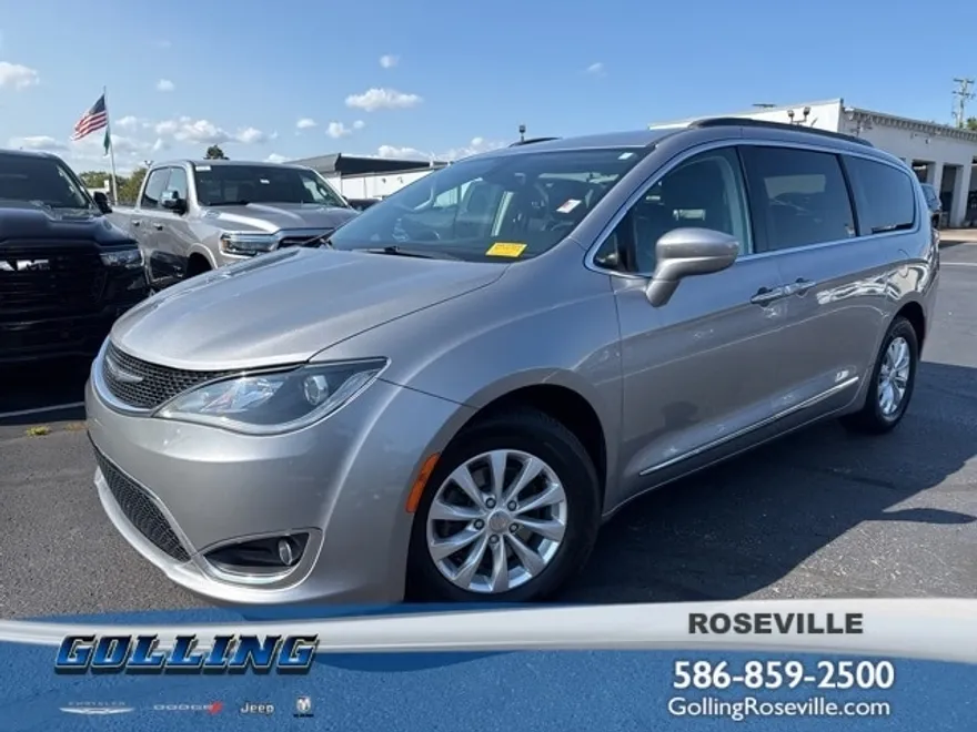 2017 Chrysler Pacifica Touring L photo 1