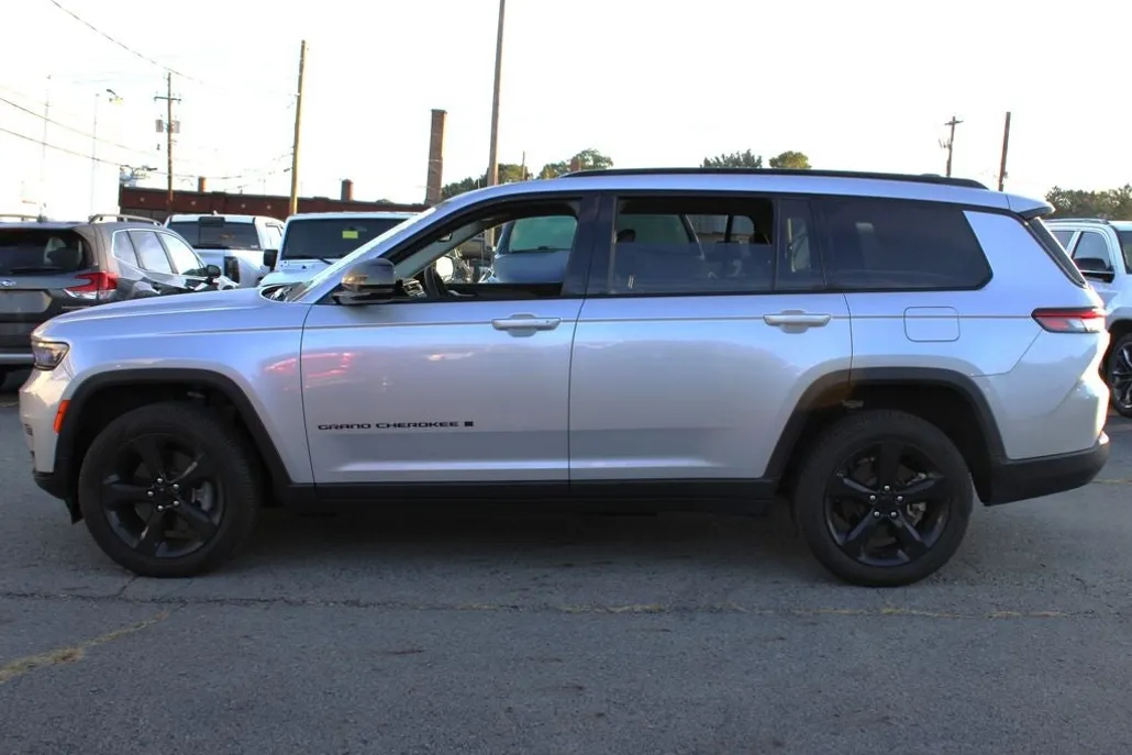 2023 Jeep Grand Cherokee Limited photo 1