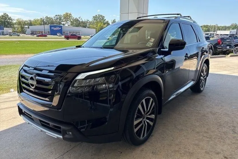 2025 Nissan Pathfinder Platinum photo 1