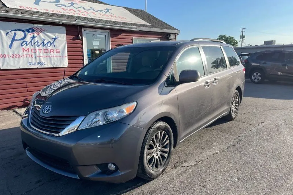 2014 Toyota Sienna XLE photo 1