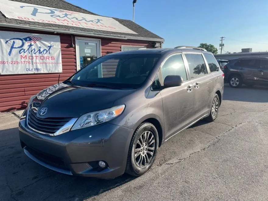 2014 Toyota Sienna XLE photo 1