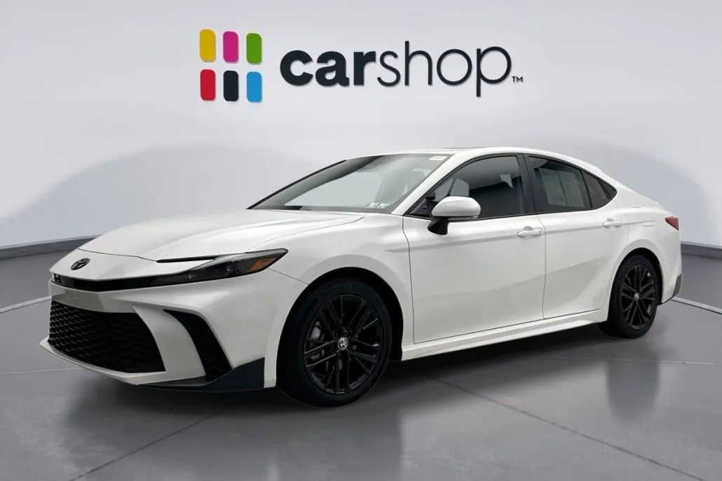 2025 Toyota Camry SE photo 1