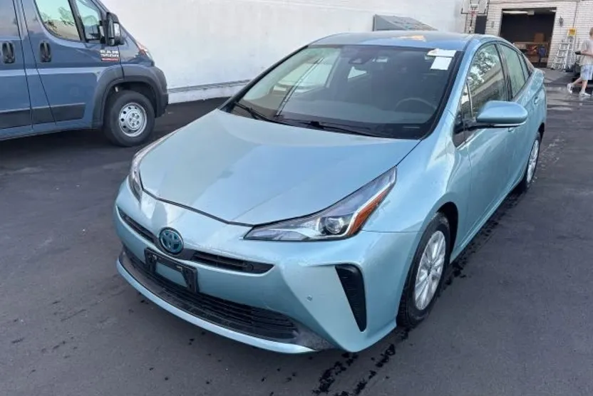 2021 Toyota Prius LE photo 1