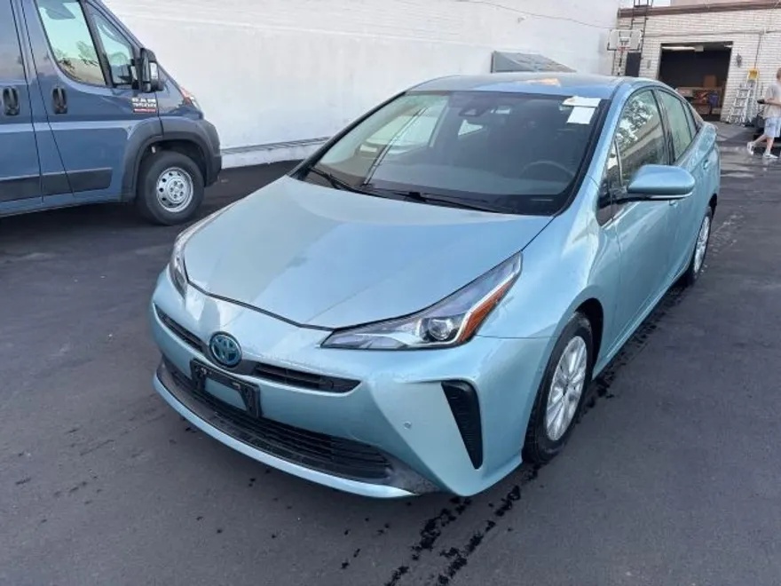 2021 Toyota Prius LE photo 1