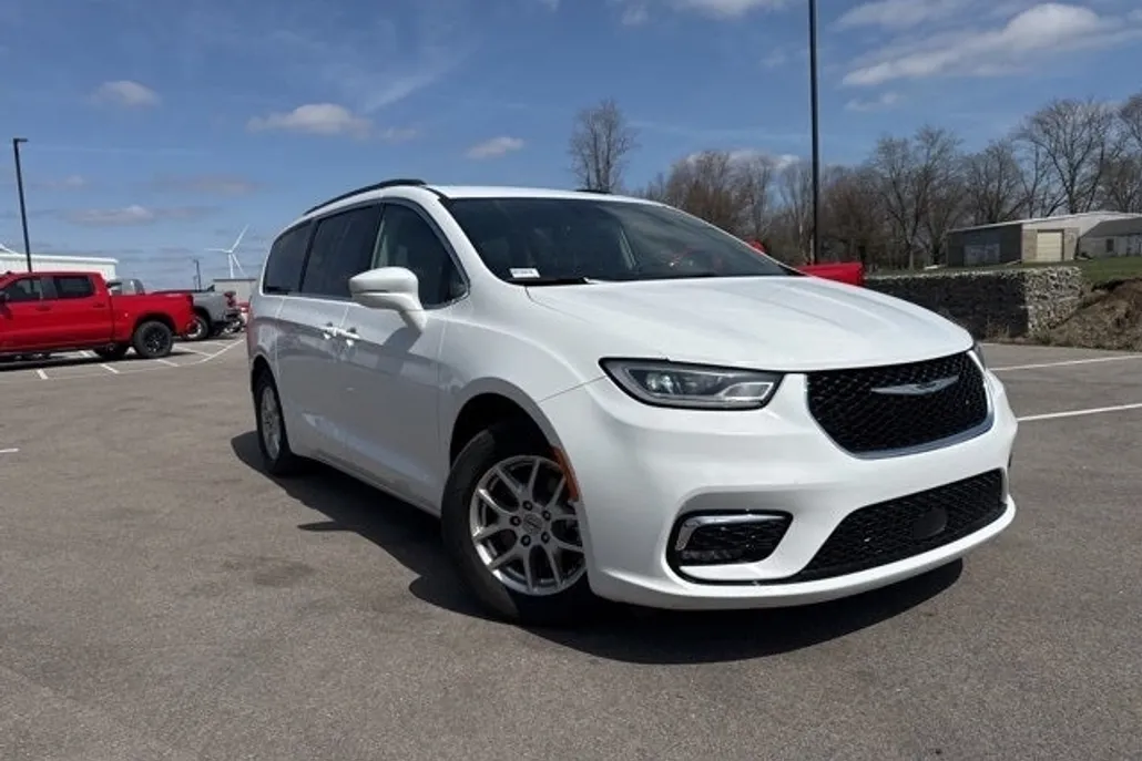 2022 Chrysler Pacifica Touring L photo 1