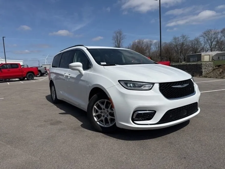2022 Chrysler Pacifica Touring L photo 1