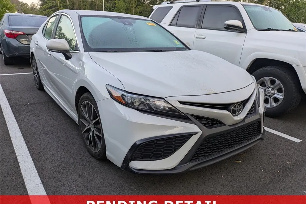 2022 Toyota Camry SE photo 1