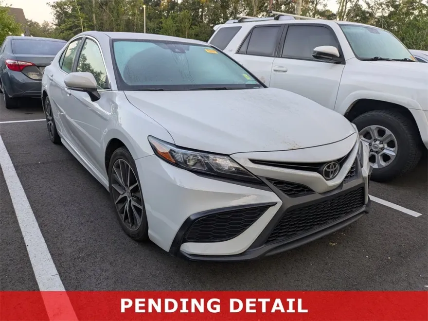2022 Toyota Camry SE photo 1