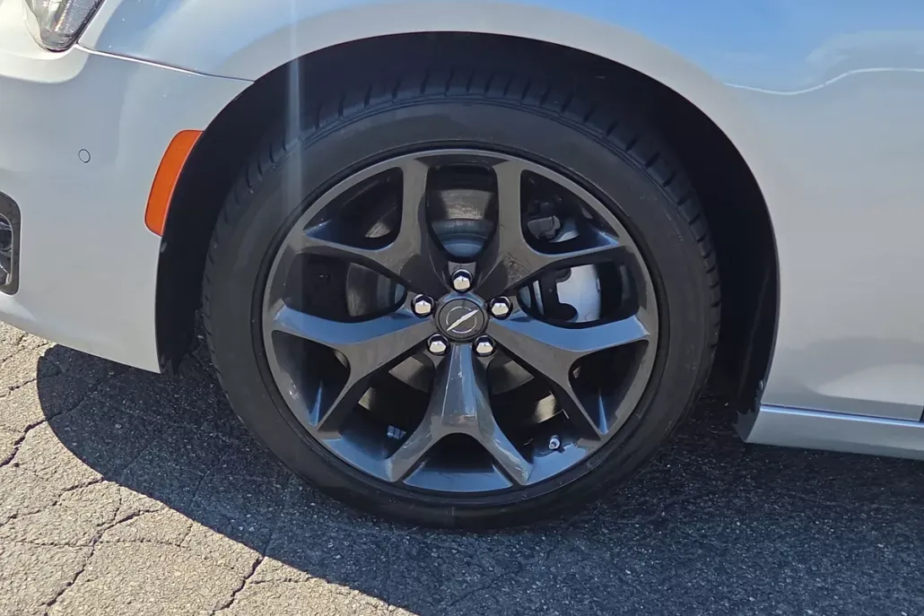 2023 Chrysler 300 photo 1