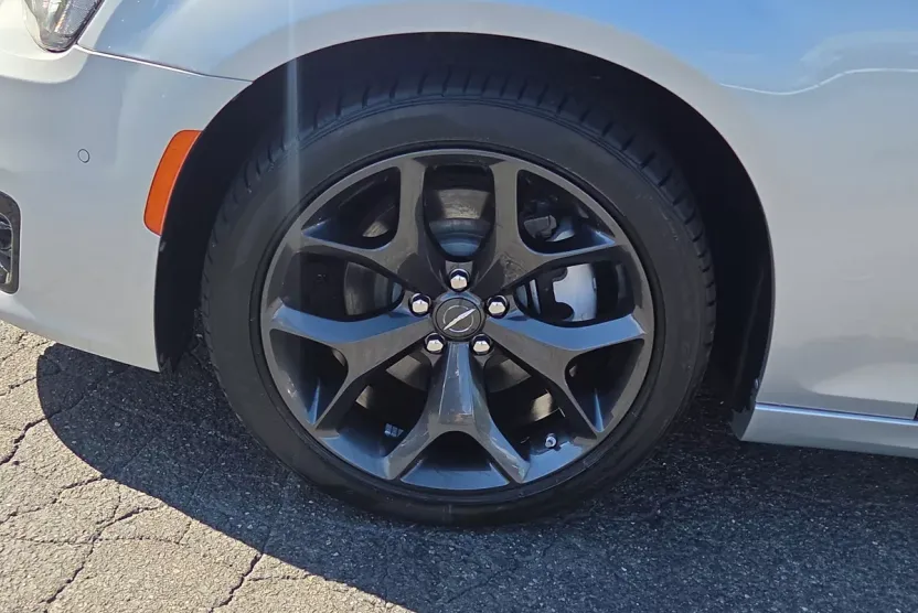 2023 Chrysler 300 photo 1