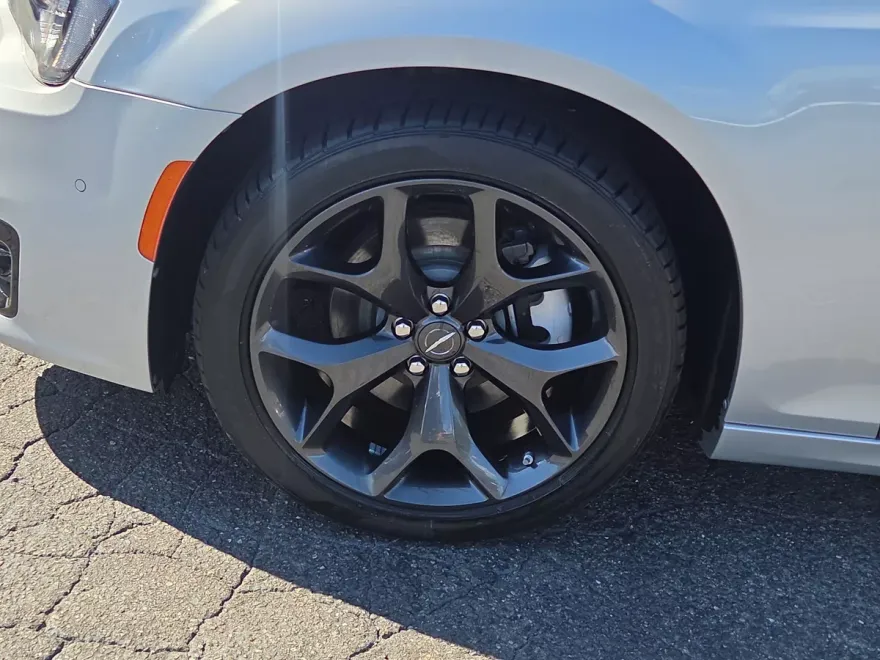 2023 Chrysler 300 photo 1