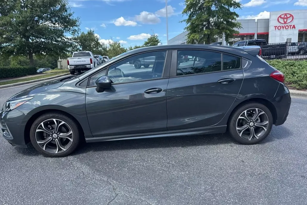 2019 Chevrolet Cruze LT photo 1