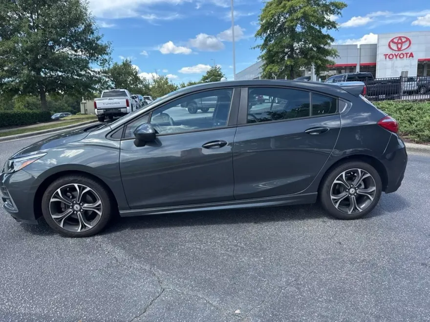 2019 Chevrolet Cruze LT photo 1
