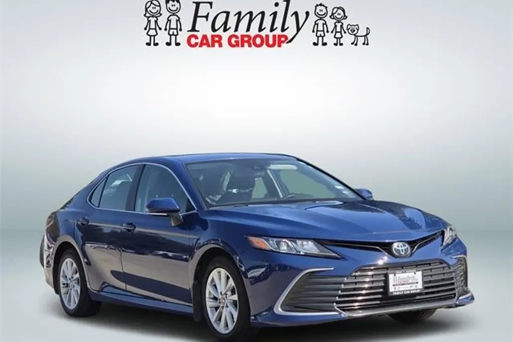 2023 Toyota Camry LE photo 1