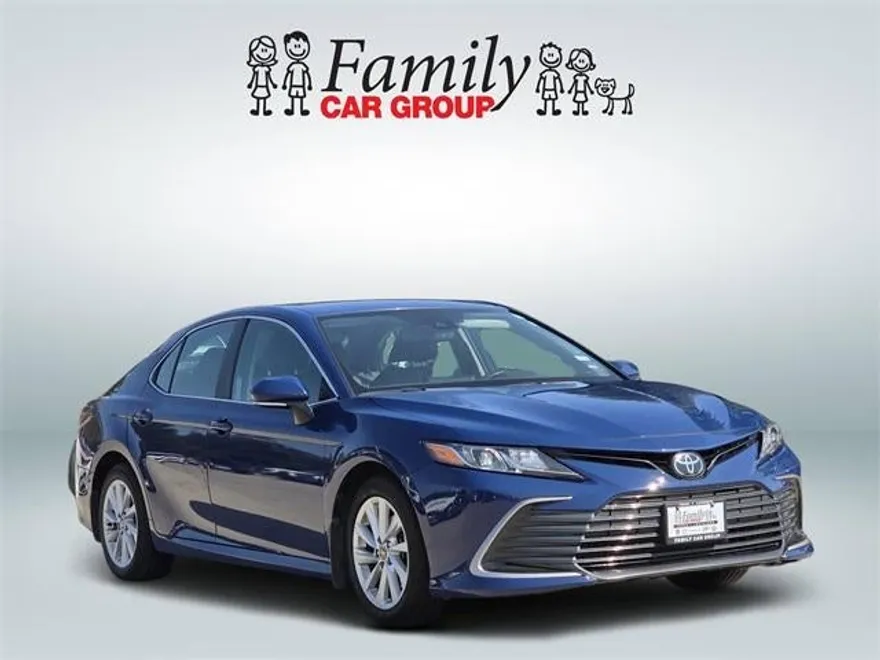 2023 Toyota Camry LE photo 1