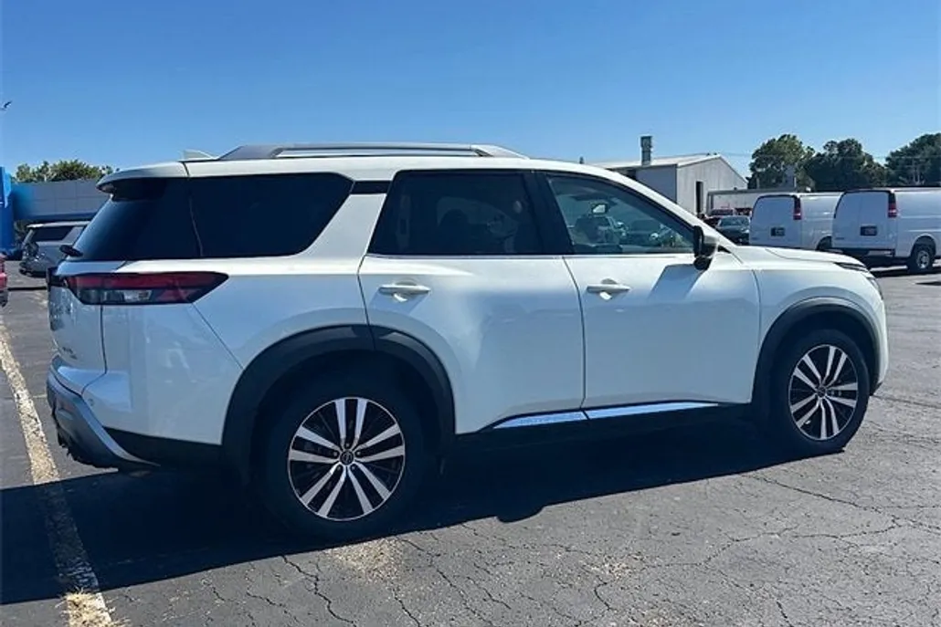 2023 Nissan Pathfinder Platinum photo 1