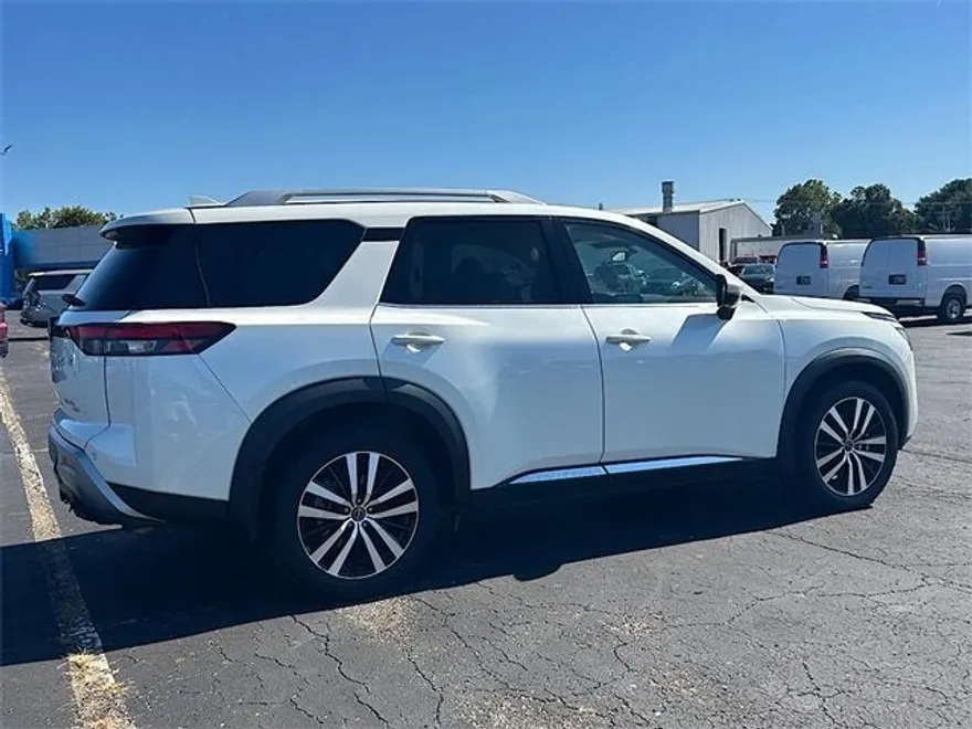 2023 Nissan Pathfinder Platinum photo 1