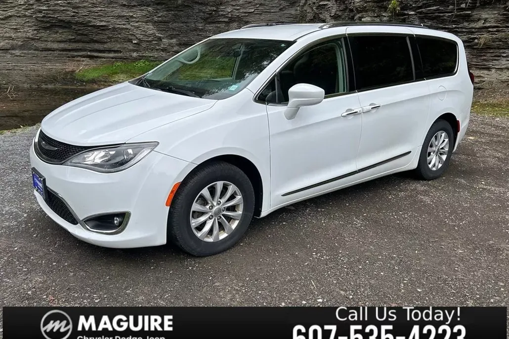 2018 Chrysler Pacifica Touring L photo 1