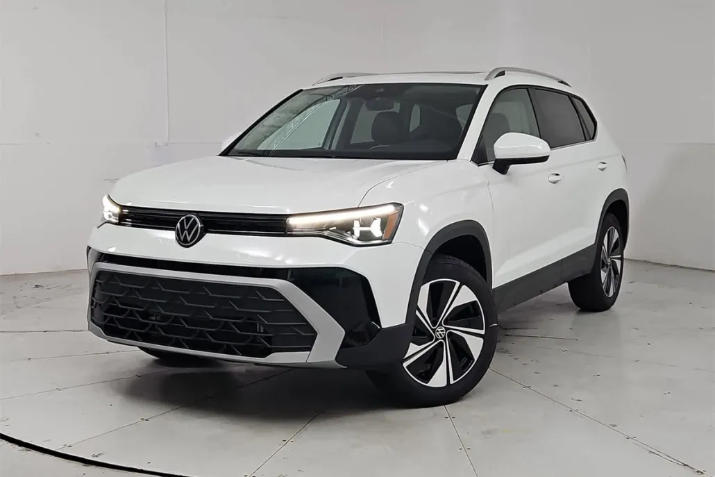 2025 Volkswagen Taos SE photo 1