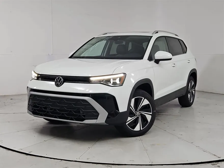 2025 Volkswagen Taos SE photo 1
