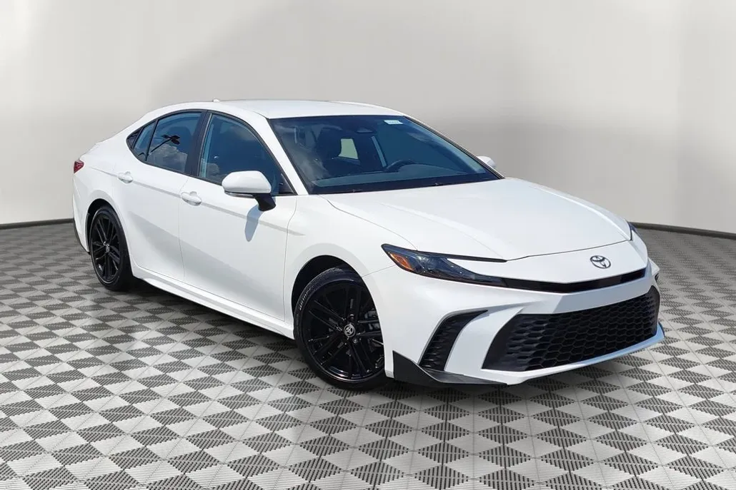 2025 Toyota Camry SE photo 1