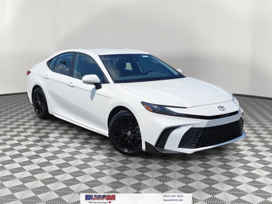 2025 Toyota Camry SE photo 1