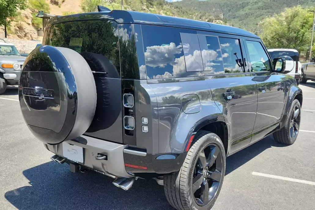 2025 Land Rover Defender V8 photo 1