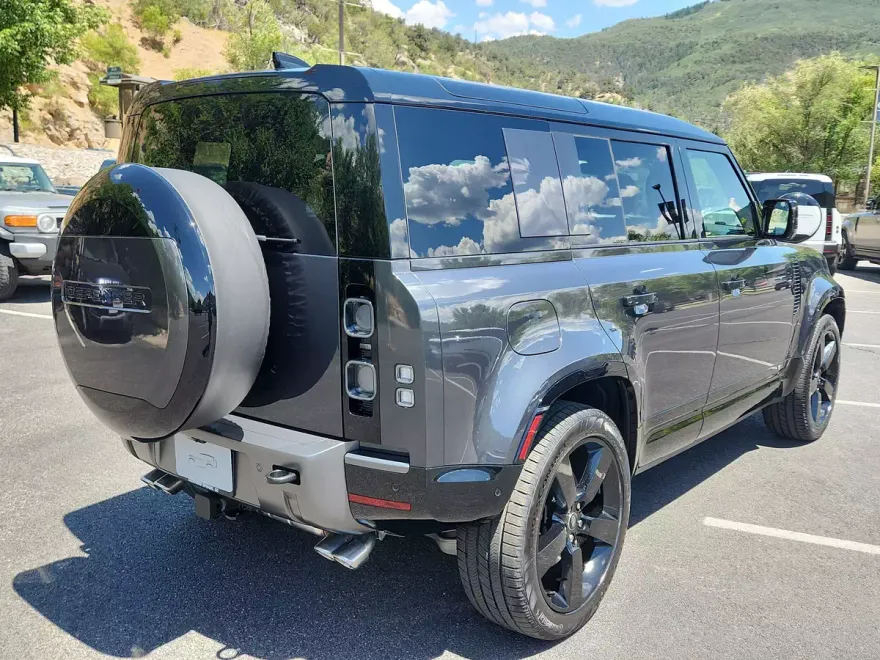 2025 Land Rover Defender V8 photo 1