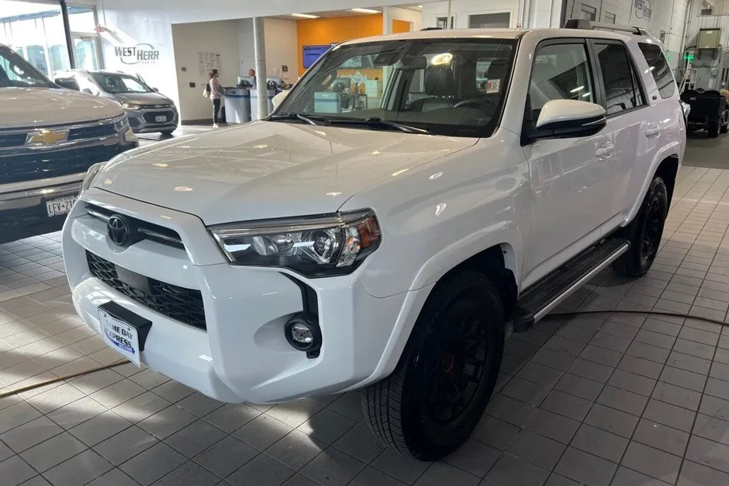 2022 Toyota 4Runner SR5 Premium photo 1