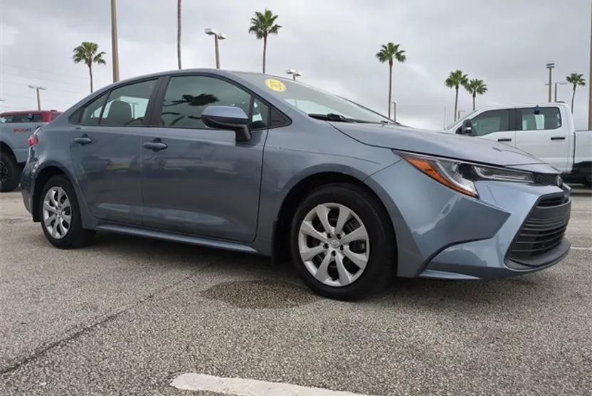 2025 Toyota Corolla LE photo 1