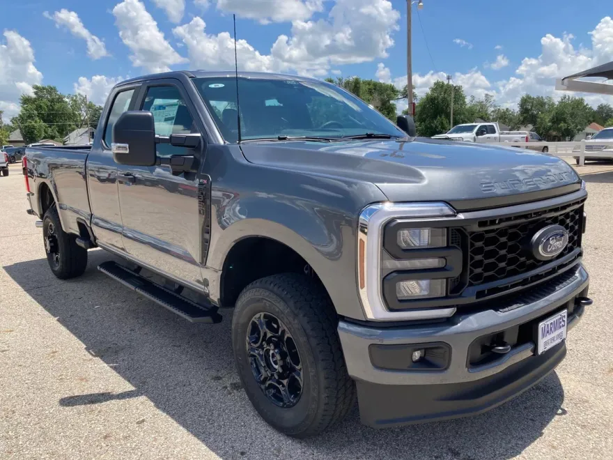 2025 Ford F-350 XLT photo 1