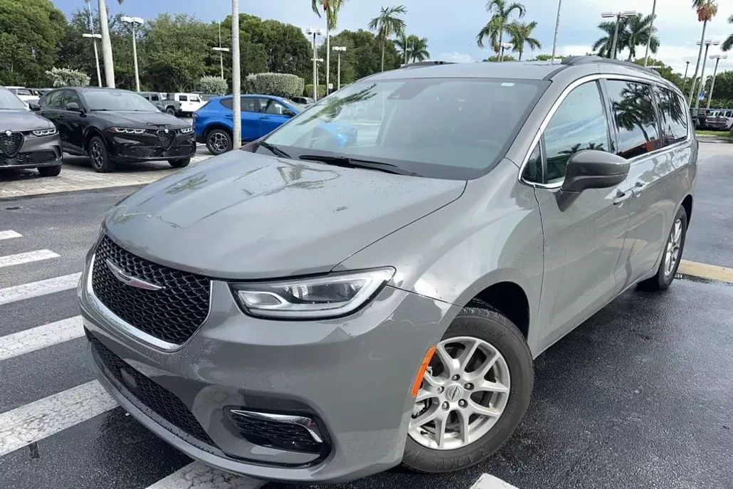 2022 Chrysler Pacifica Touring L photo 1