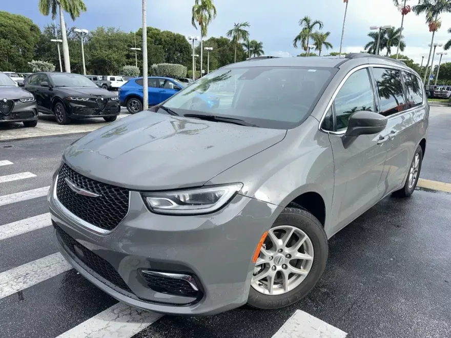 2022 Chrysler Pacifica Touring L photo 1