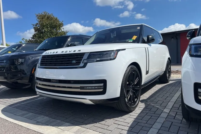 2023 Land Rover Range Rover SE photo 1