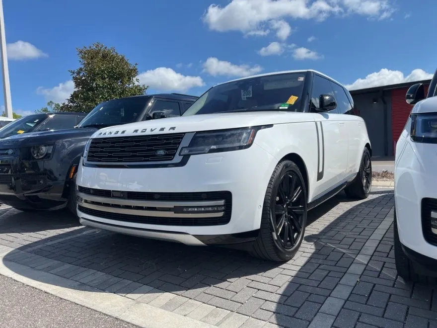 2023 Land Rover Range Rover SE photo 1
