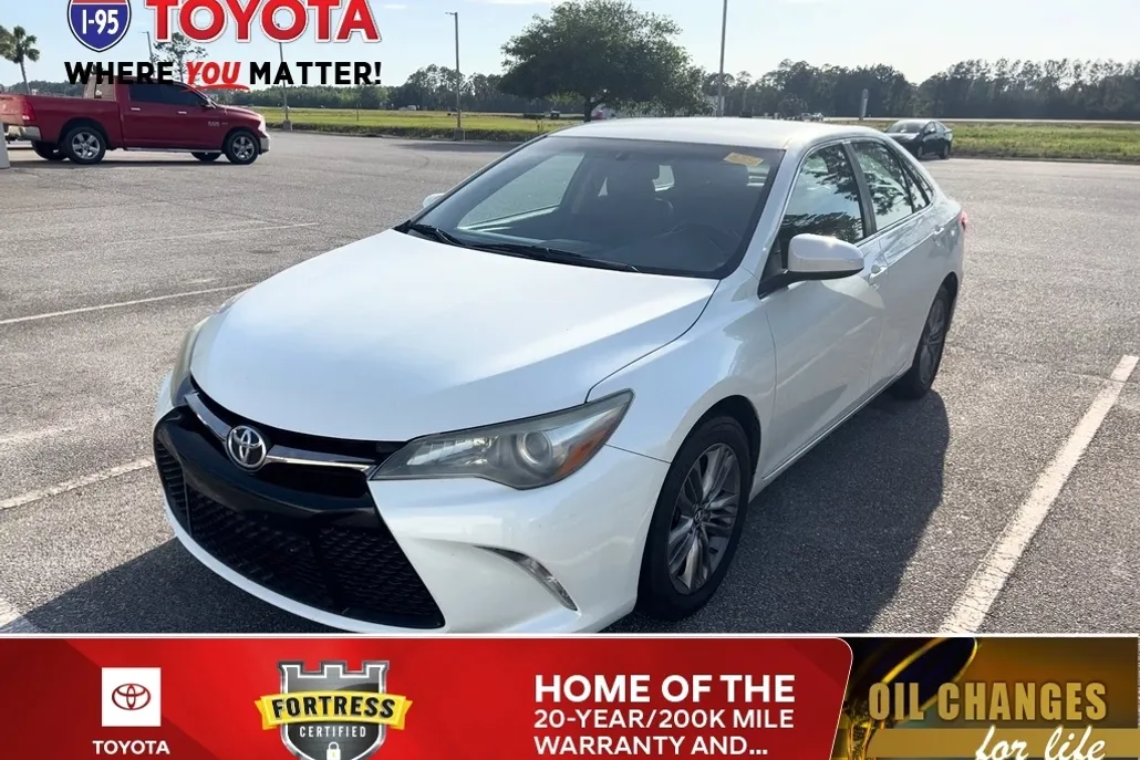 2015 Toyota Camry SE photo 1