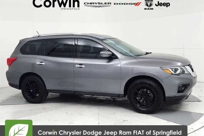 2017 Nissan Pathfinder SV photo 1