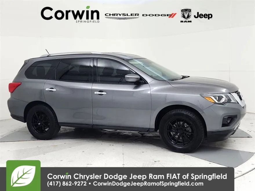 2017 Nissan Pathfinder SV photo 1