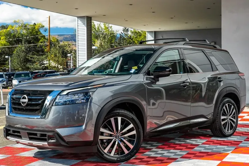 2023 Nissan Pathfinder Platinum photo 1