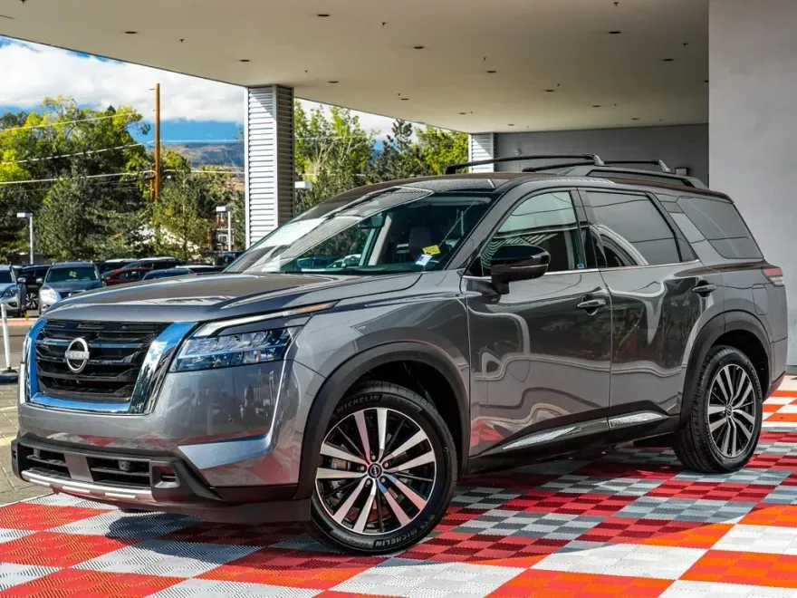2023 Nissan Pathfinder Platinum photo 1